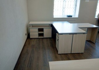 Офисные столы с тумбой и приставкой для переговоров