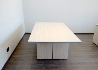 Стол в кабинет для переговоров