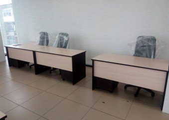 Прямые письменные столы для офиса
