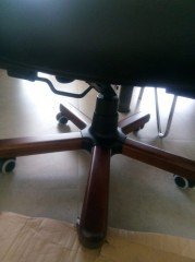 Компьютерное кресло с крестовиной из дерева